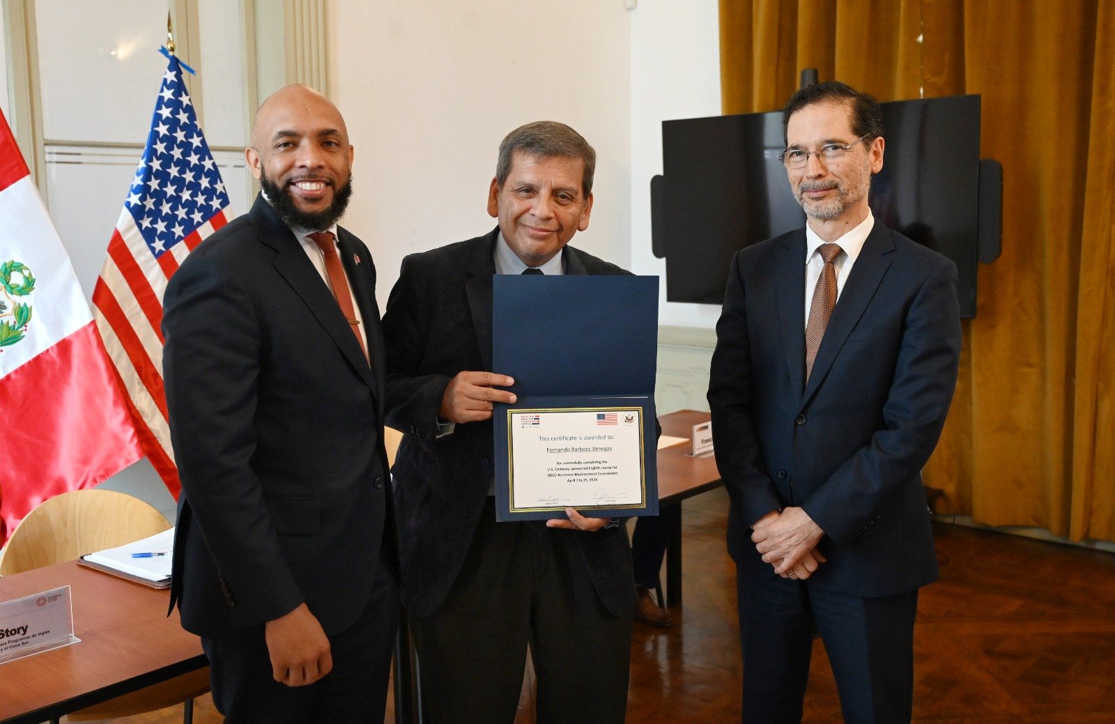 Clausura de seminario de inglés para servidores públicos - Imagen 1